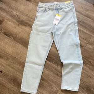 New Woman’s  ASOS STRADIVARIUS light wash Mom Slim Fit Jeans Size 10 Rodeo